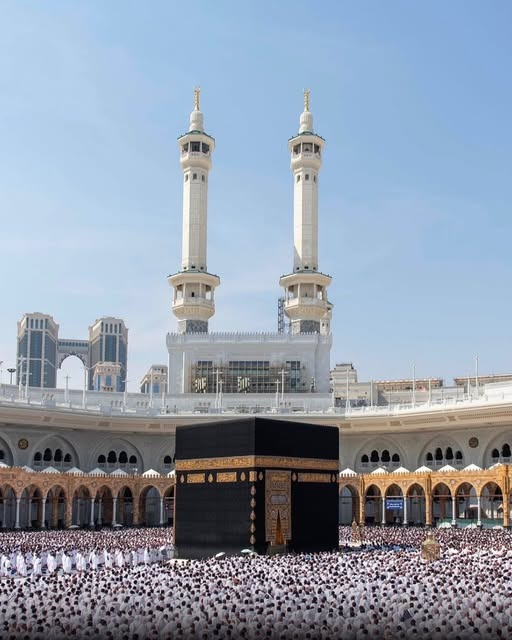 عمرہ کوئی سیرو سیاحت کا نام نہیں ہے بلکہ باادب حاضری کا نام ہے عمرہ کوئی سیرو سیاحت کا نام نہیں ہے بلکہ باادب حاضری کا نام ہے